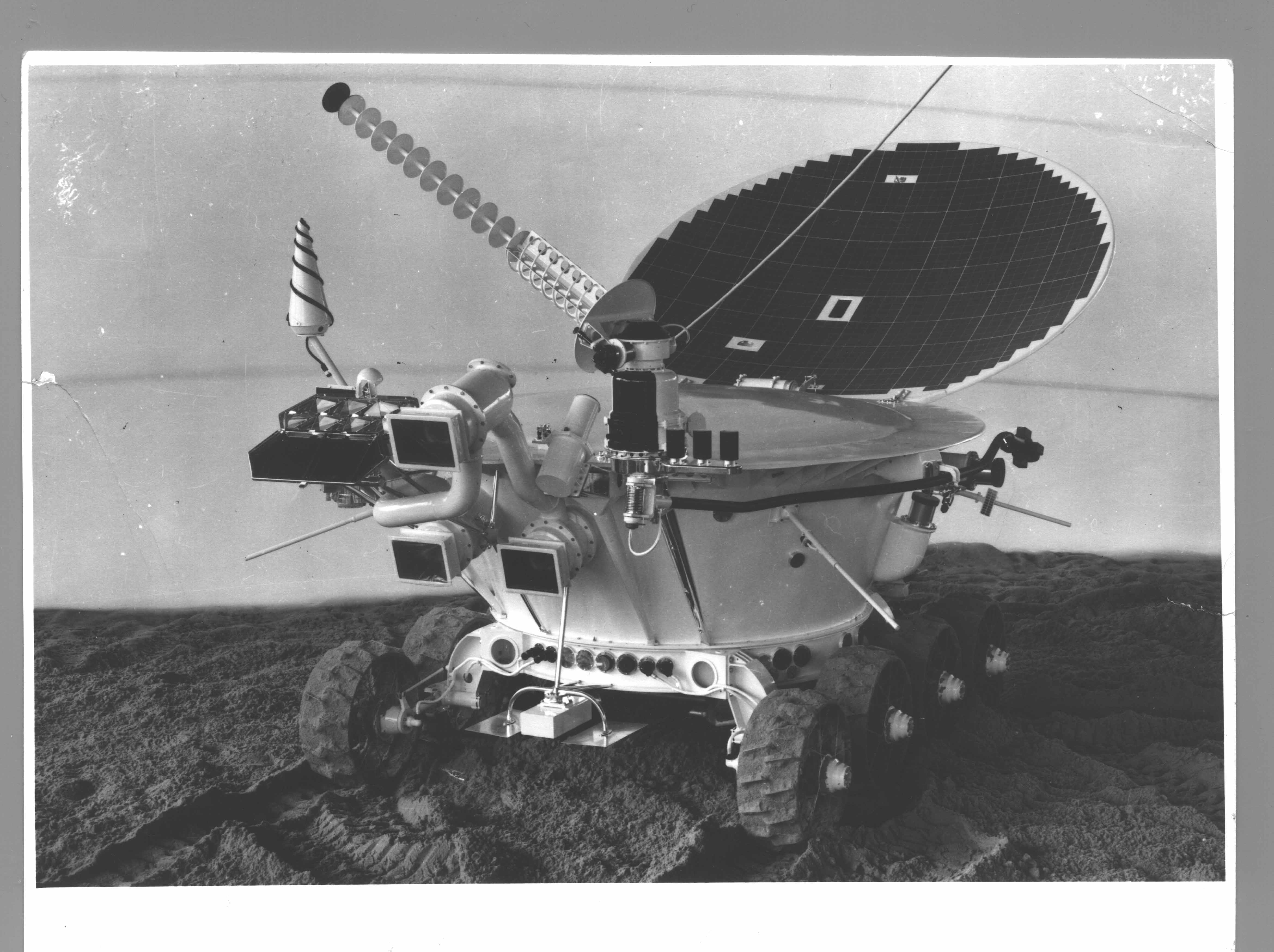 Советские аппараты луна. Луноход-2 1973. Луноход 2. Луноход-2 космический аппарат. Советский Луноход 2.